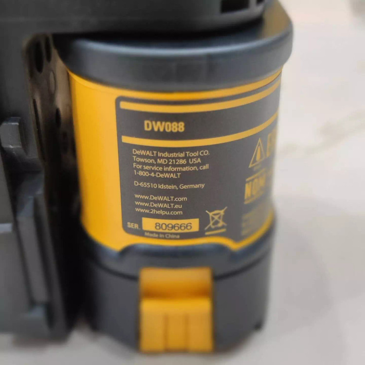 تراز لیزری دیوالت تیپ 2 مدل DW088 K B5 برق DC باطری 4ونیم ولت دارا 3 عدد باطری نیم قلمی دو خط