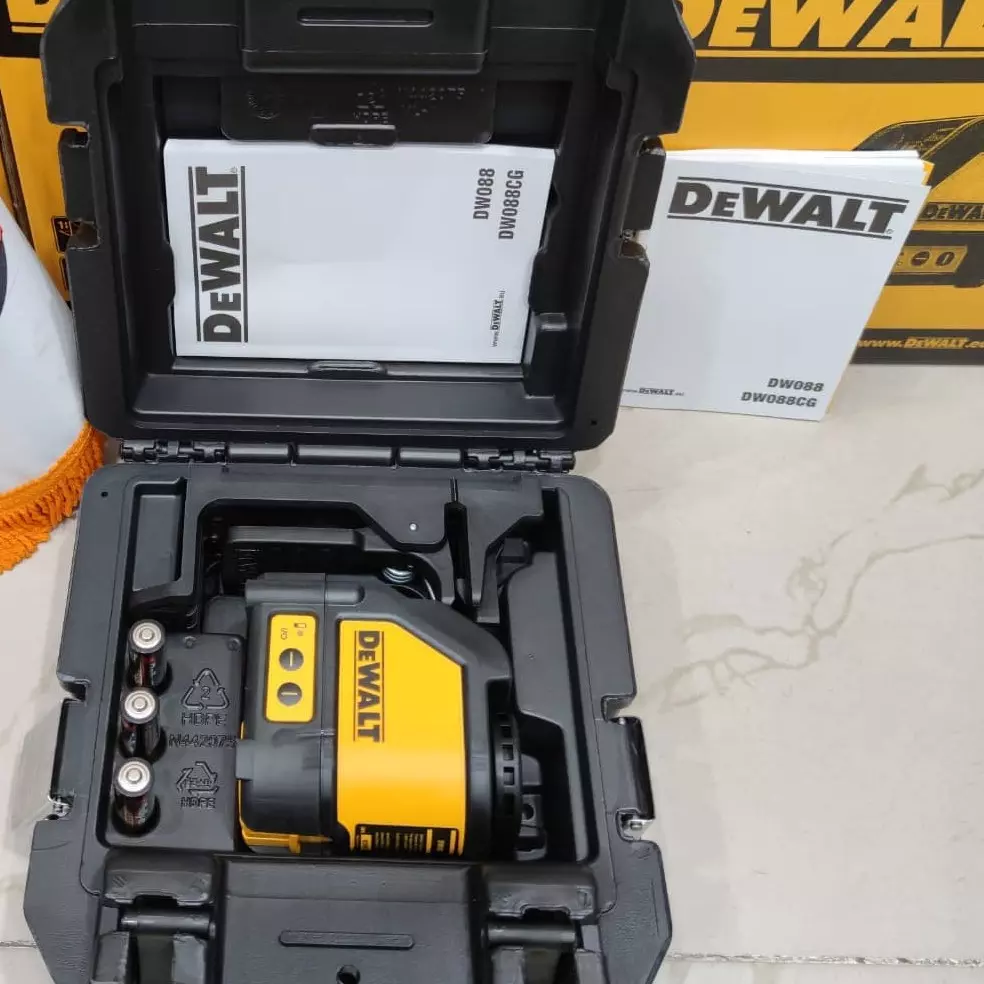 تراز لیزری دیوالت تیپ 2 مدل DW088 K B5 برق DC باطری 4ونیم ولت دارا 3 عدد باطری نیم قلمی دو خط