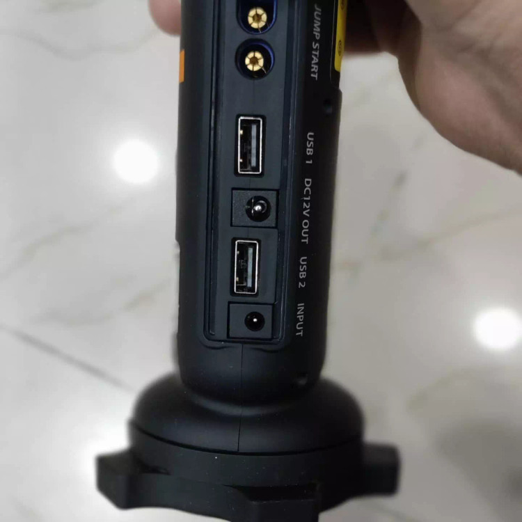 WORX WX852 12V سبک قابل حمل و دارای چراغ LED بسیار روشن است