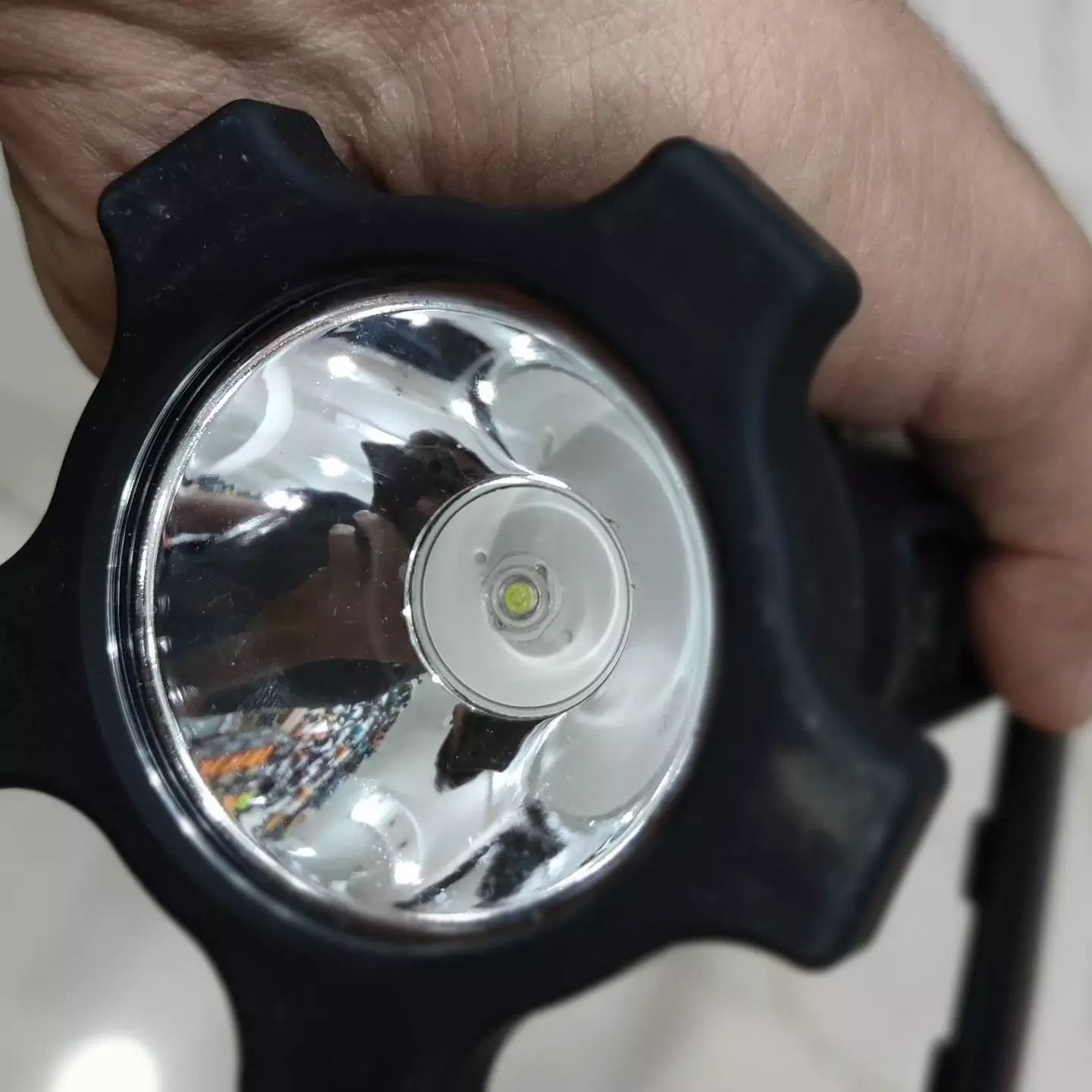 WORX WX852 12V سبک قابل حمل و دارای چراغ LED بسیار روشن است