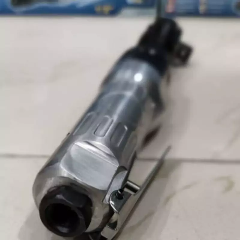 آچار جغجغه بادی مجهز به سایز بکس 1.2 اینچ و سرعت گردش 150 دور است.