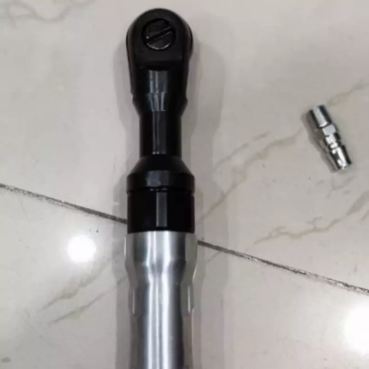 آچار جغجغه بادی مجهز به سایز بکس 1.2 اینچ و سرعت گردش 150 دور است.